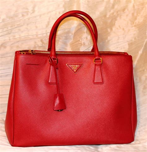 prada borsa vernice bianca e rossa